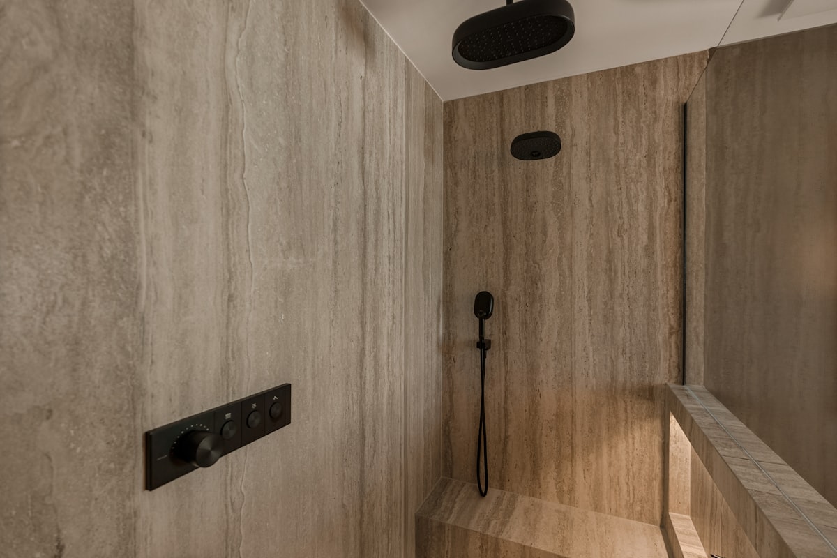 Waarom travertin weer overal opduikt in luxe interieurs