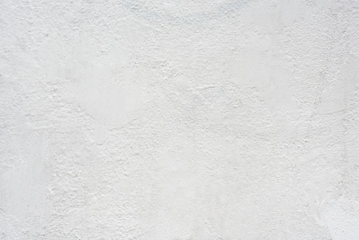 Deze ruwe pleisterwand is het nieuwe luxe wandmateriaal