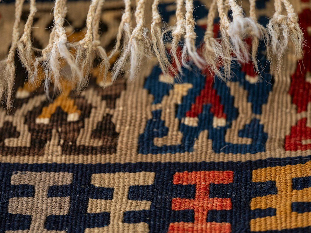 Rafelranden zijn het nieuwe luxe-detail in vloerkleden